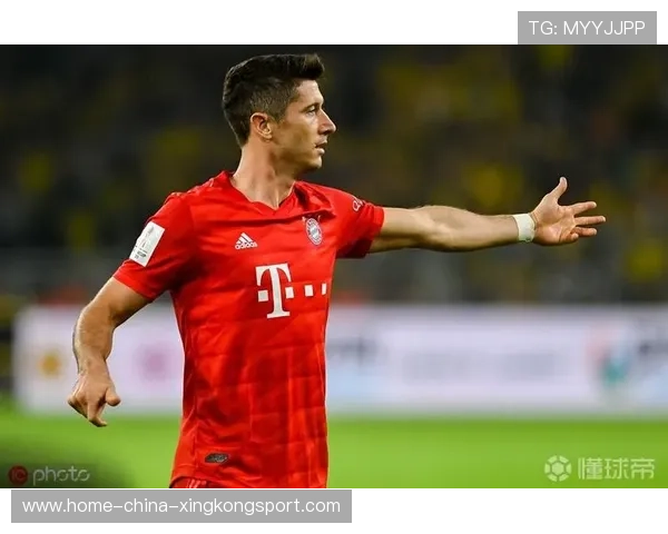 莱万灵巧背身回做：让拜仁前场衔接极具流畅性的秘密