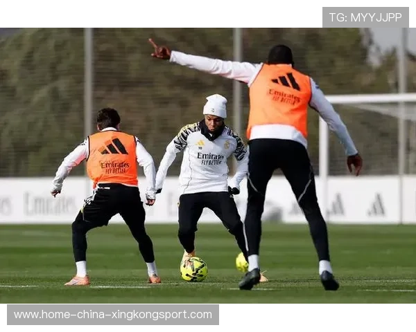 赫罗纳训练突出小范围配合