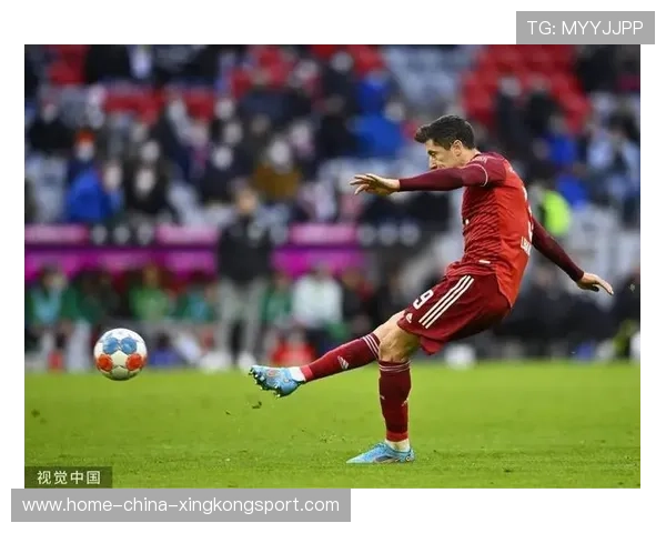 拜仁穆勒任意球传中后点补射收获惊喜